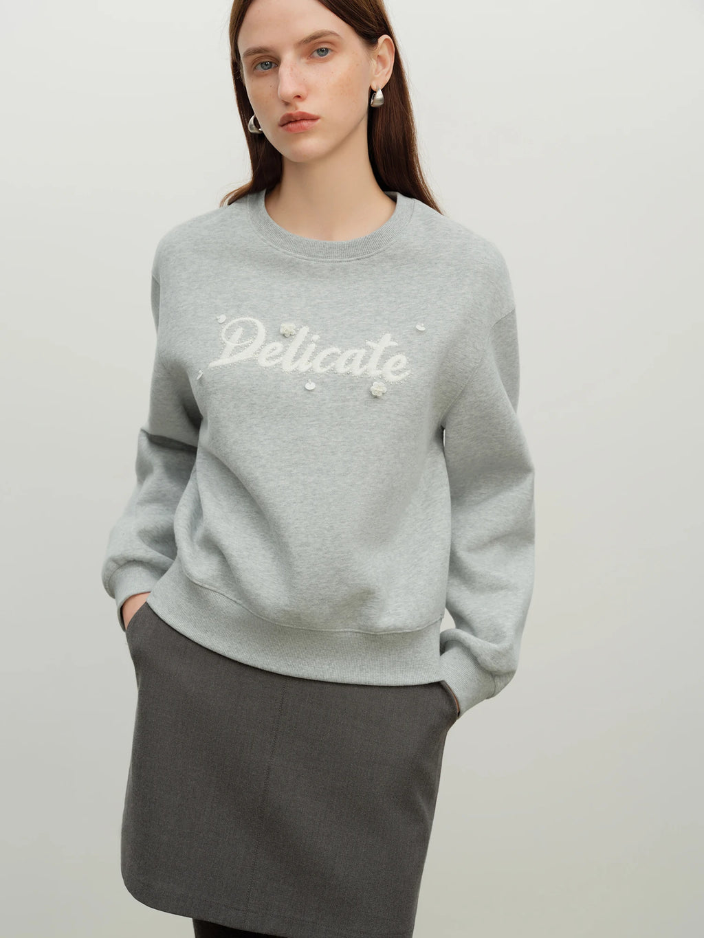 ZIQIAO Heating Pullover Letter Embroidered Thick Sweatshirt for Women 2025 Winter New Round Neck Drop Shoulder Top